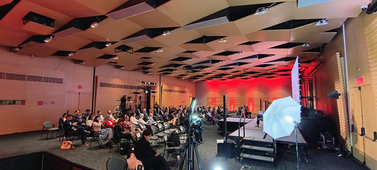 Escenario para conferencia con solución de streaming y pantalla LED